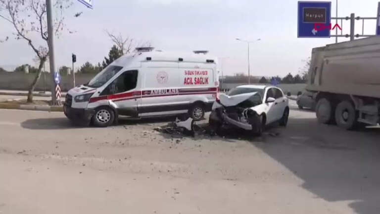 elazigda-ambulans-ve-otomobil-carpisti-2-yarali-URwHspYm.jpg